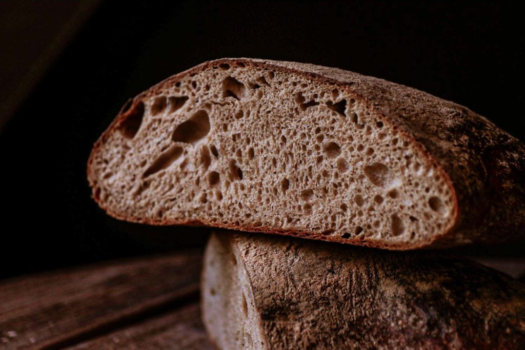 Krume des Sylter Sauerteigbrotes im Anschnitt: Wilde Porung, ausgeprägtes Aroma durch die dunkle Kruste machen dieses Gaues-Weißbrotrezept besonders