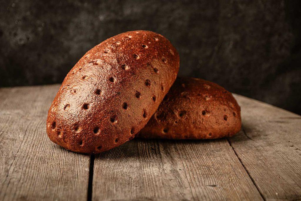 Mischbrot wie vom Bäcker mit tiefbrauner glänzender Kruste