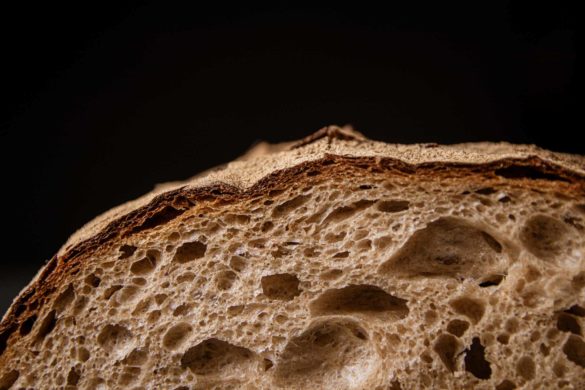 Anschnitt des Sylter Sauerteigbrotes zum Nachbacken: wilde Krume und dunkle Kruste